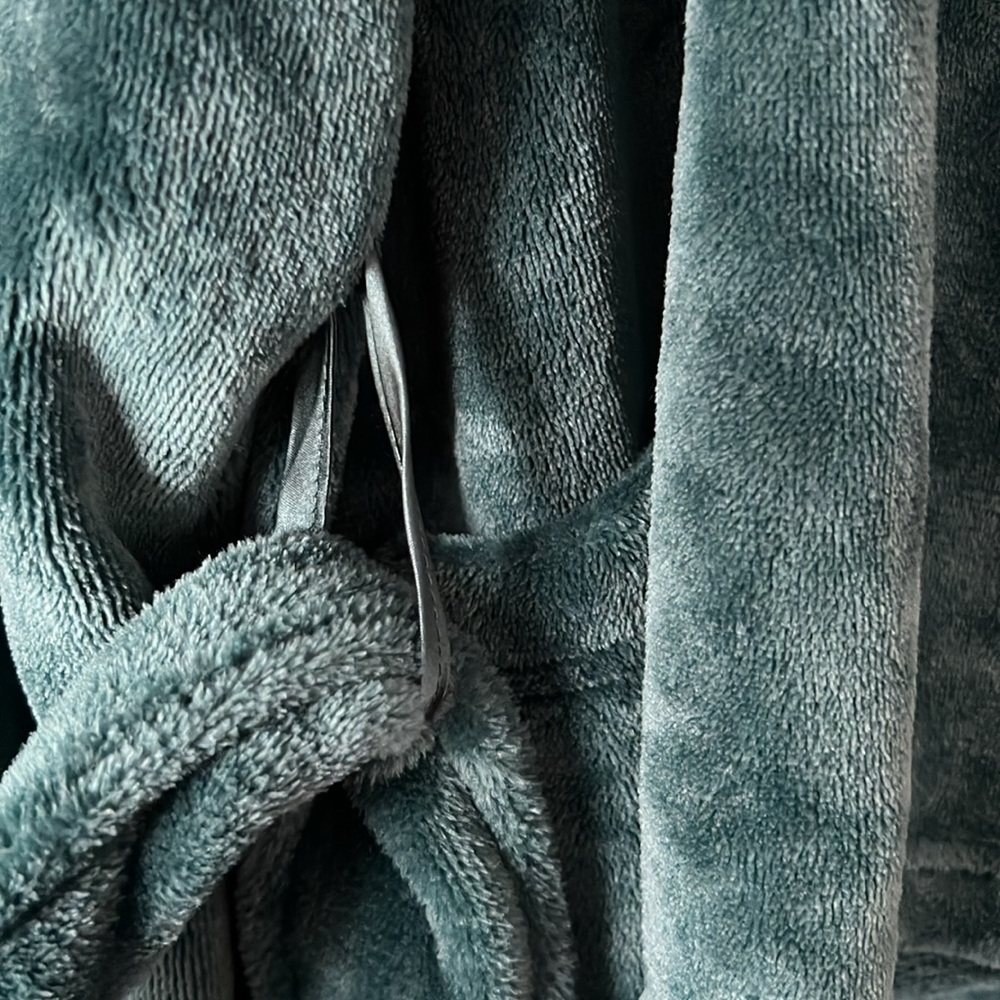 NWT VS Plush Robe - Picture 7 of 9